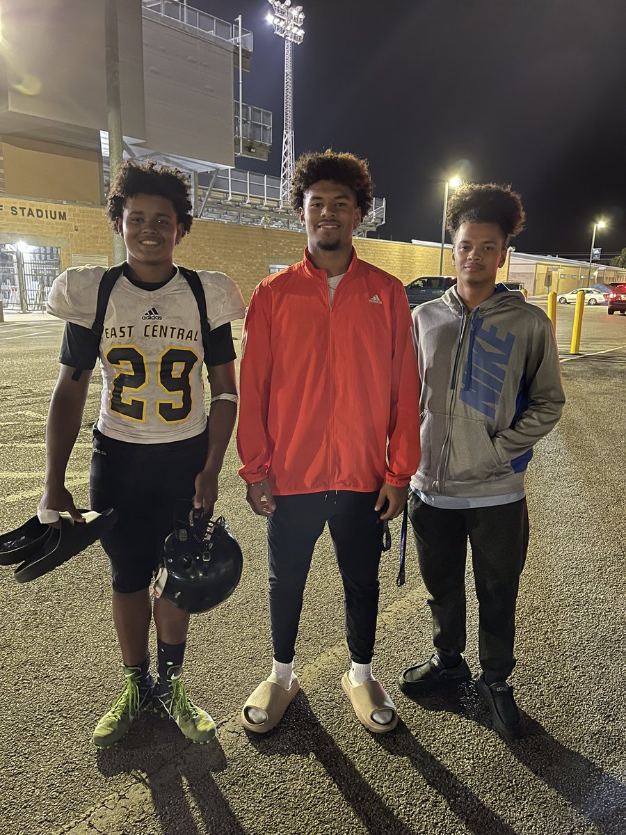 Cyelan_Whitley's tweet photo. The support is real!
#FamilyOverEverythang
#BigCuz @jameerdudley
& #BigBroChop https://t.co/QoTzgeTluh
