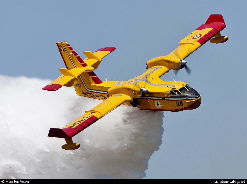ivancp25's tweet photo. La aeronave accidentada en el #Etna. Un #CanadairCL415 con matrícula #IDPCN https://t.co/2Y3Sg6TGMe