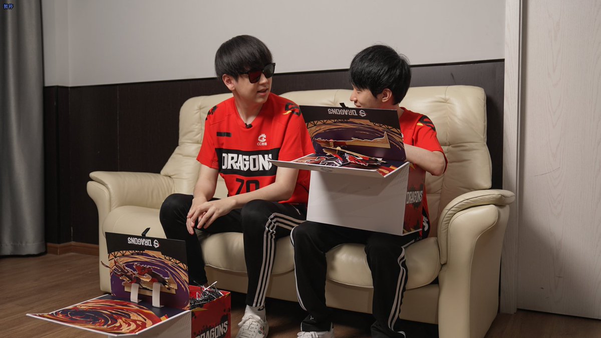 ShanghaiDragons's tweet photo. Gifts have arrived right in time for playoffs and we all know that you have to look good to play your best! 🎁

#ShanghaiDragons #OWL2022 https://t.co/ZXZSZExSRd