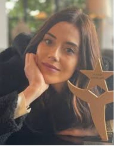 Nadhezda5's tweet photo. Mi felicitación para todos los actores: pero especialmente para Casun Dere, Asya, y para Melin Sezen ,Derin. El papel de ésta última es muy difícil y lo ha borrado. Las dos tienen está mucho talento.👏👏👏👏👏👏👏👏 #infielfinal https://t.co/lsJuBi8WAR