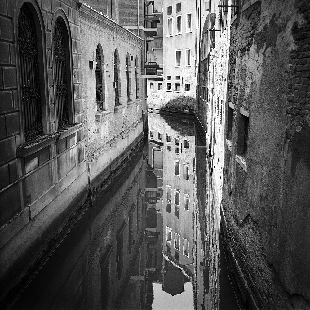 sunkim_art's tweet photo. GM!!!☀️
Venezia, 2007
#sunkim #photography #blackandwhite #street #travel #art #nft #superikontaiv #tessar #6X6 #opensea #spatial #Venezia #Italy https://t.co/xHzqLJx86f