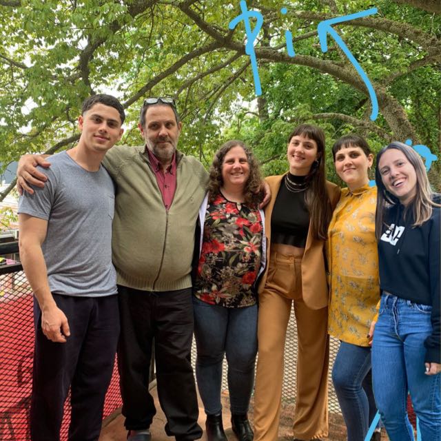pipistrela__'s tweet photo. No pude ir a la recibida de mi hermana y para no dejarme afuera de la foto familiar me photoshopearon, altamente conforme con el resultado @Pepi_dom https://t.co/xKAuPzkR20