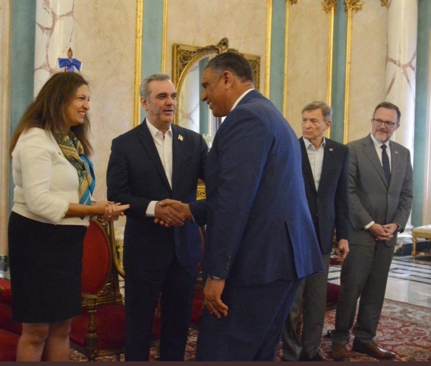 Bienvenidolope7's tweet photo. El presidente abinader, valora el gran trabajo que viene realizando el ministro chú Vázquez al frente de interior y policía. https://t.co/vXyurqAaNg