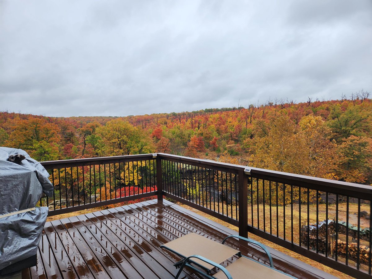 RWaller27's tweet photo. #fallcolors #keystonelake @LauraMockWX @mikaylasmithwx https://t.co/eicdHK6qT0
