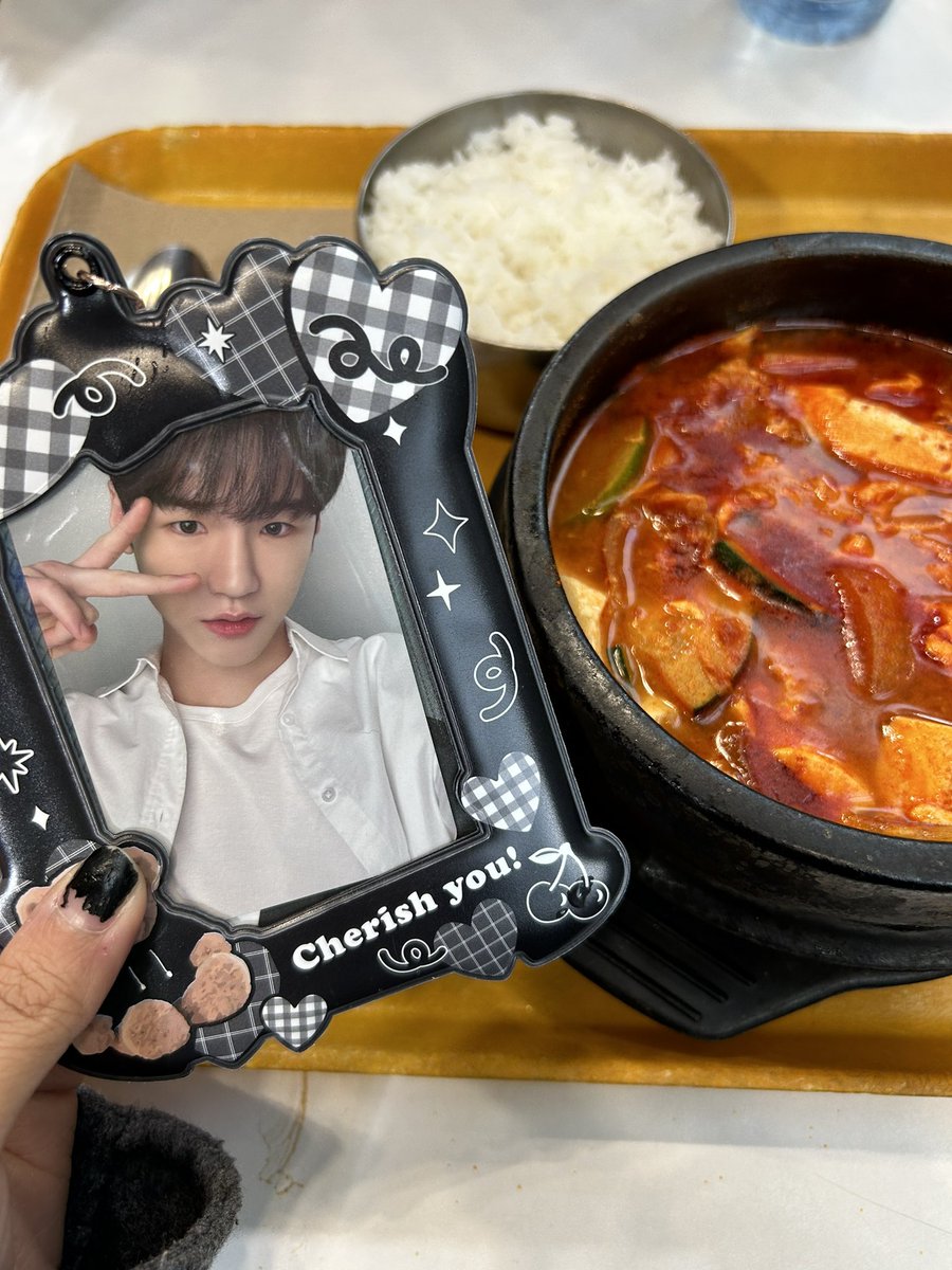 KaylaPizzaYT's tweet photo. eating before the concert https://t.co/FqeJNoOYYW