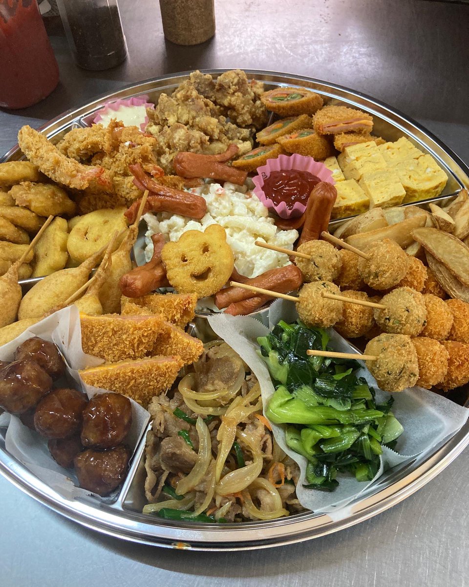 021059yaRA's tweet photo. おはようございます😃
沖縄は晴れ☀️
明日は色々注文はいった(^^)
弁当やオードブル🍱🍙
オードブルは後輩から😃
先輩や後輩 同級生とかからの注文は嬉しい(^^)
一般も嬉しいけど。学生の時とは違って会う回数とかもそんなにあり訳じゃないから、久しぶり感がいいよね😃
#28BOX
#弁当屋
#沖縄県 https://t.co/eyU937d60h
