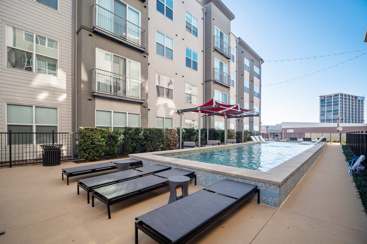 MockingbirdFlat's tweet photo. From our game room to our on-site dog park and resort-style pool, our Dallas community has the best amenity package for your city lifestyle!

Check out our other great community and in-home amenities: https://t.co/ZESGB8DLan https://t.co/5Vo42Z3wMT