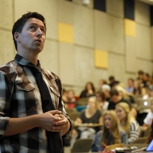 Our #OpenAccessWeek speaker series finishes up with Max Boykoff, professor of environmental studies, speaking about <a href="/media_climate/">Media and Climate Change Observatory (MeCCO)</a> who monitor 125 sources (television, newspapers and radio) for the coverage of climate change stories. Today, Oct 26, 3pm

bit.ly/3VNSwBn