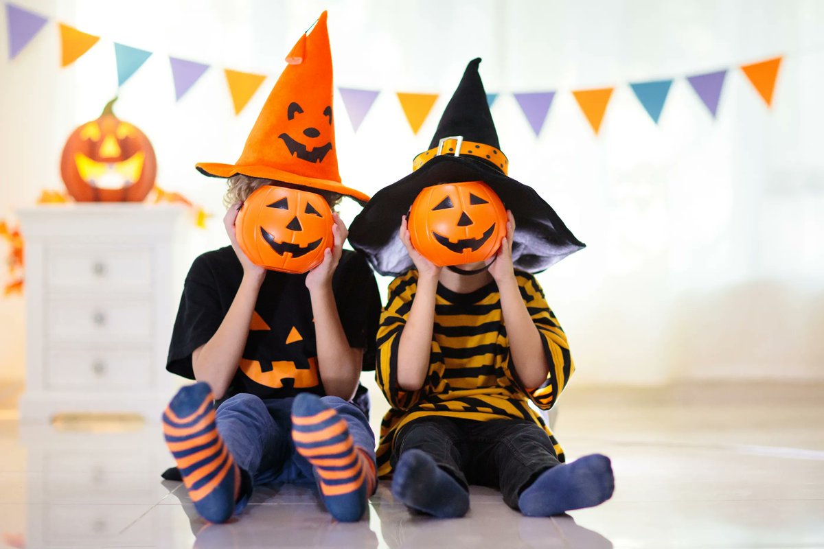 ¡Halloween es más divertido cuando es seguro!  Encuentre algunos consejos útiles para mantener segura a su familia este #Halloween - bit.ly/3EKbId8.