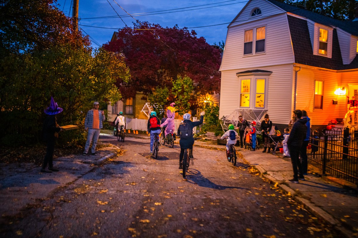 imaclellan's tweet photo. Portland Bike Party: Halloween Edition is tomorrow (Friday) at 7pm. We are starting on the Stevens Ave side of Baxter Woods for a 9-mile loop with a stop halfway. Make sure to bring working lights!!! https://t.co/8p8gJzIfri