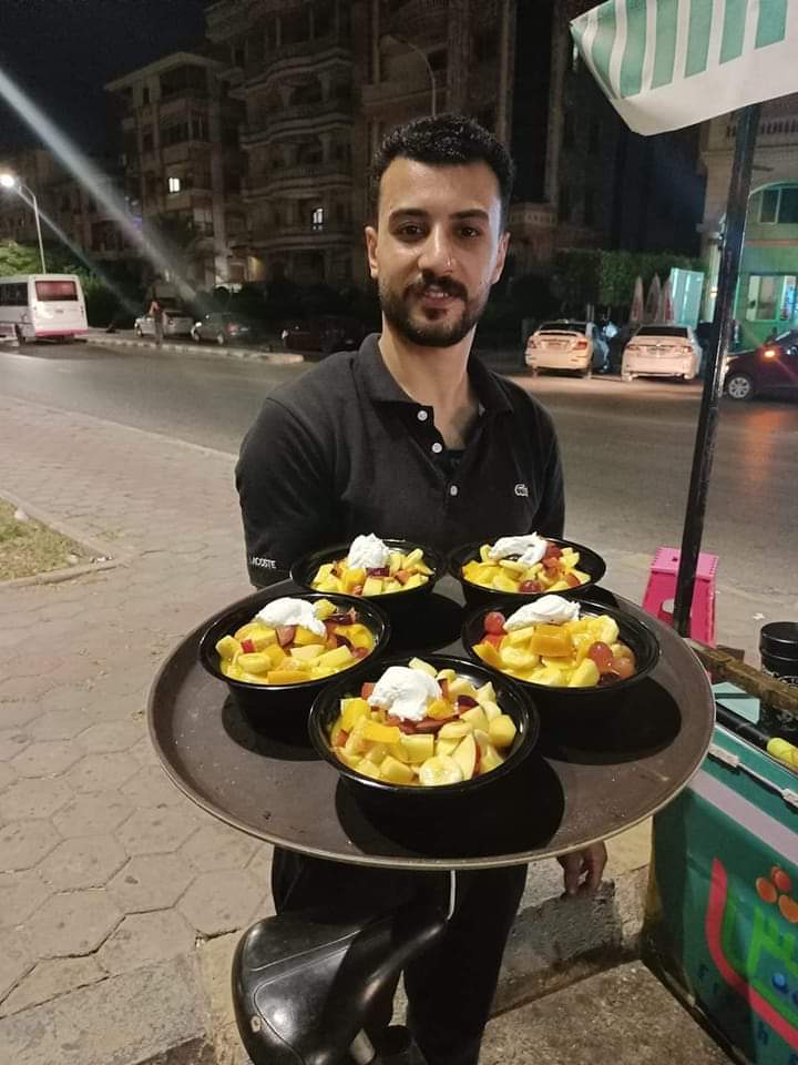 الشكوي لغير الله مذله انا حاجتي بتبوظ كل يوم ومعدش حد بيجي يشتري مني وعلي التزامات مش عارف اعمل اي مشروعي بسيط واقف فالشارع بعمل فواكه ورز ولبن مش عارف ولا معايا أطور من مشروعي حد يقولي اعمل اي  بس من غير تريقه بالله عليكم دمياط الجديده اول شارع الصعيدي الجديدجنب كافيه ابو عبده