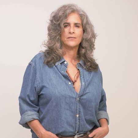 choquei's tweet image. 🚨VEJA: Lúcia Veríssimo trás à tona foto dela beijando Cássia Kis após a atriz fazer falas preconceituosas e dizendo que é conservadora: "Que sigamos sem hipocrisia e falso moralismo."