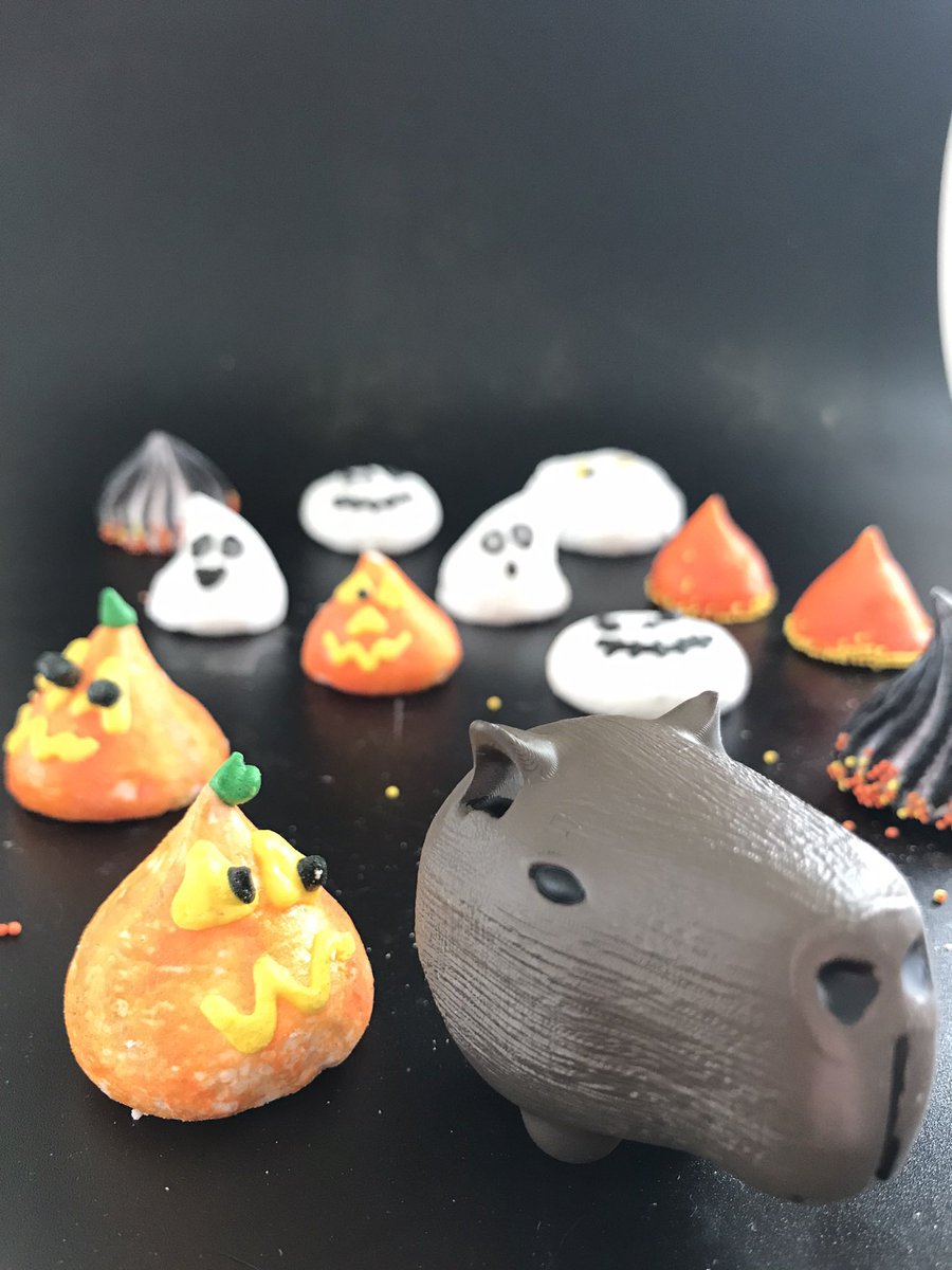 CapySkull's tweet image. Guy’s night out #Capybara and #friend #teapet