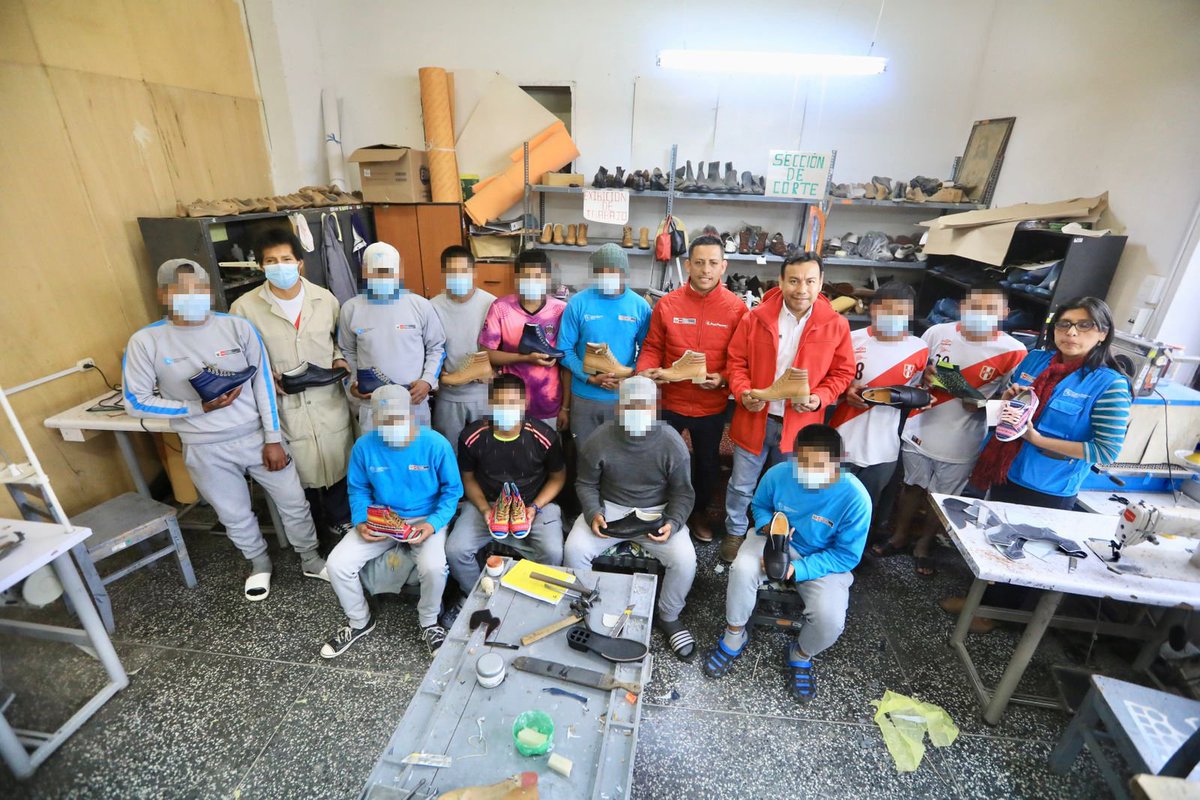 MinjusDH_Peru's tweet photo. Para finalizar su viaje de trabajo en Cusco, el titular del MINJUSDH, @FelixCheroM, junto al director del @Pronacej_Peru, Edwar Rebaza, realizó una visita de supervisión al Centro Juvenil de Rehabilitación y Diagnóstico Marcavalle. https://t.co/IwyftMmaYX
