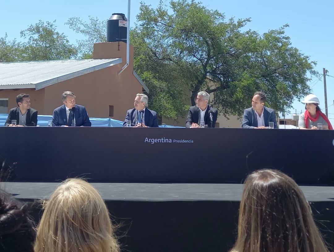 hernantguerrero's tweet photo. Acompañamos al Presidente @alferdez en las entregas de viviendas a vecinas y vecinos de Almirante Brown.También recordamos el camino que Néstor nos marcó, sin bajar los brazos a seguir transformando y mejorando la calidad de vida de los Argentinos.
#ElSueñodelaCasaPropia https://t.co/v62ua9cBLS