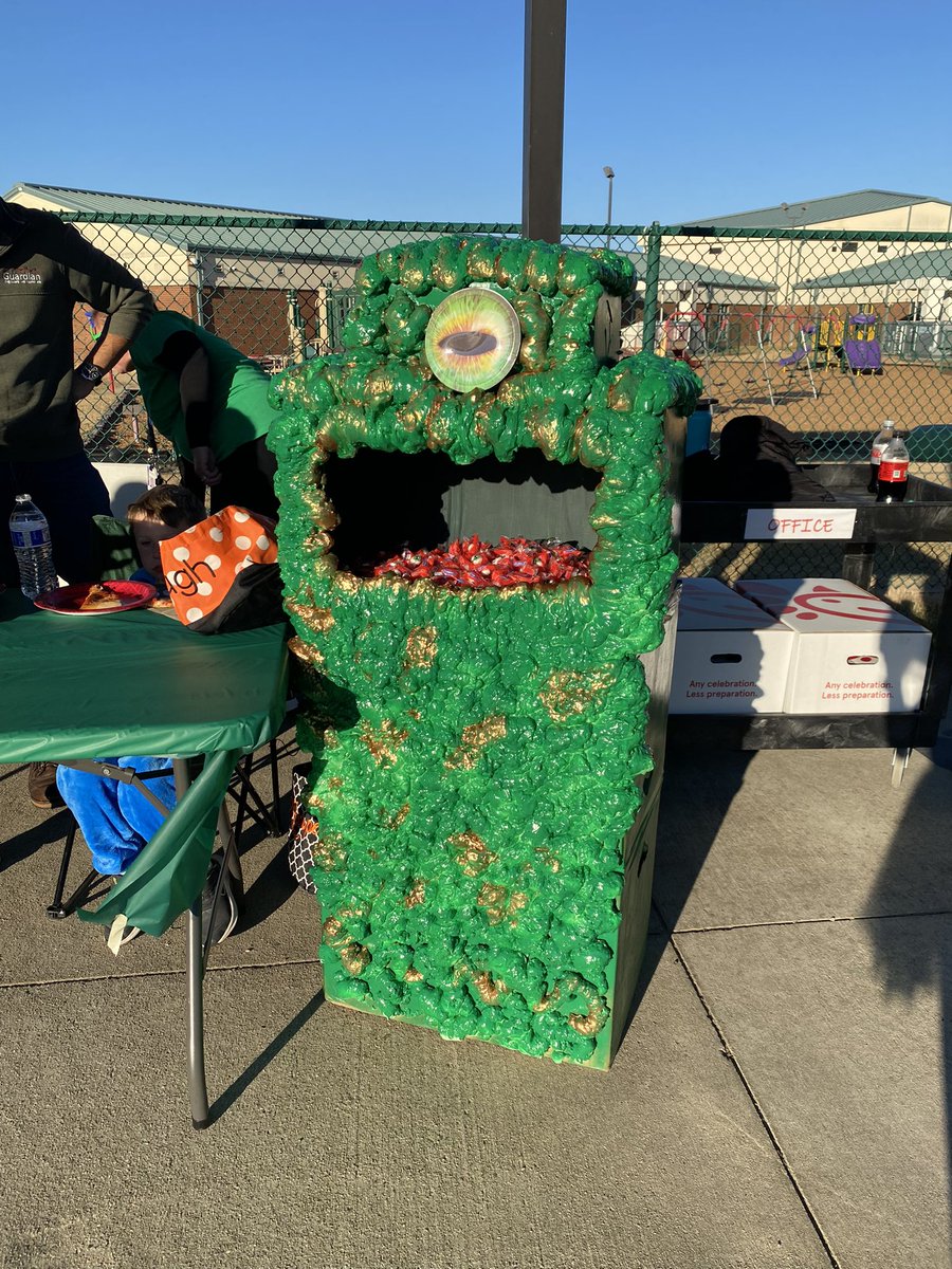 AprilBusby3's tweet photo. Central Cluster Treat Street! Such a fun event with our Central family! @FCSchoolsGA @ForsythCHS @Otwell_MS https://t.co/WblEGquLPJ