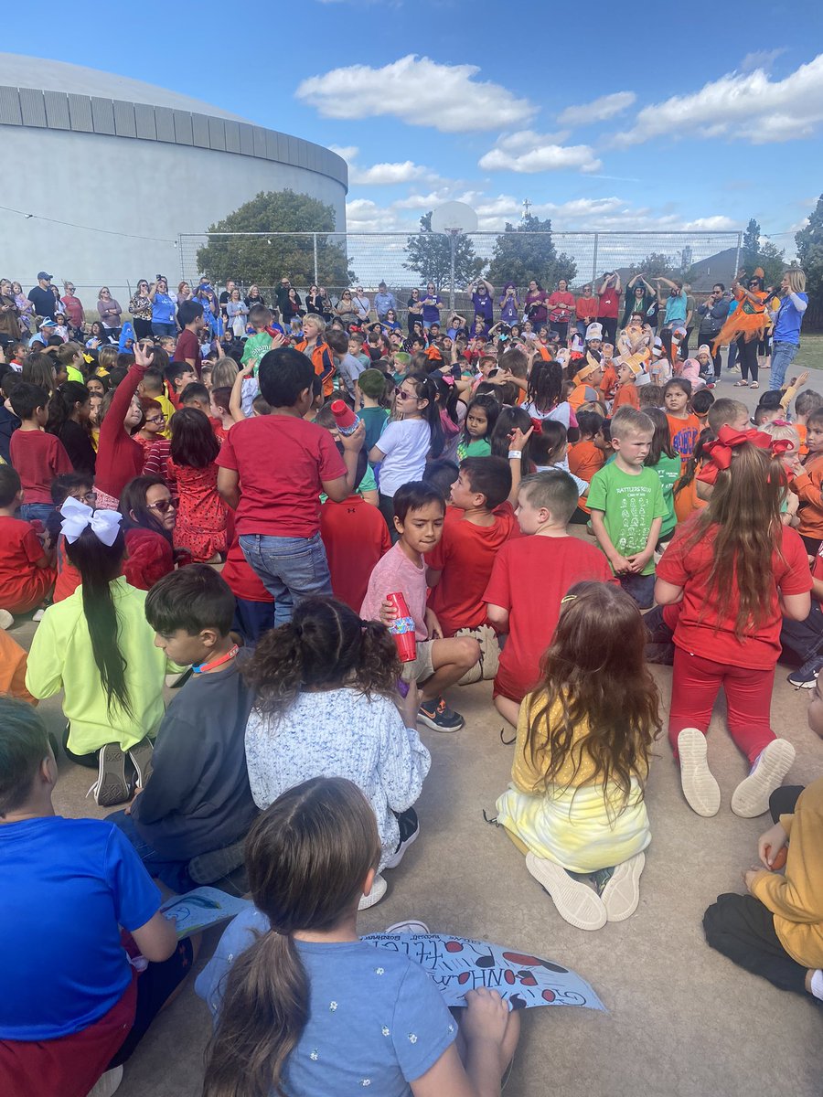 Pep-rally and Fall Festival at Bonham today!!! 🖤❤️Thank you Bonham team and community!!! @ShellyHuddlesto <a href="/farrahgomez678/">Farrah Gomez, Ed.D.</a> <a href="/gluther11/">Ginger Luther</a> <a href="/RattlersRock/">Bonham Elementary</a>