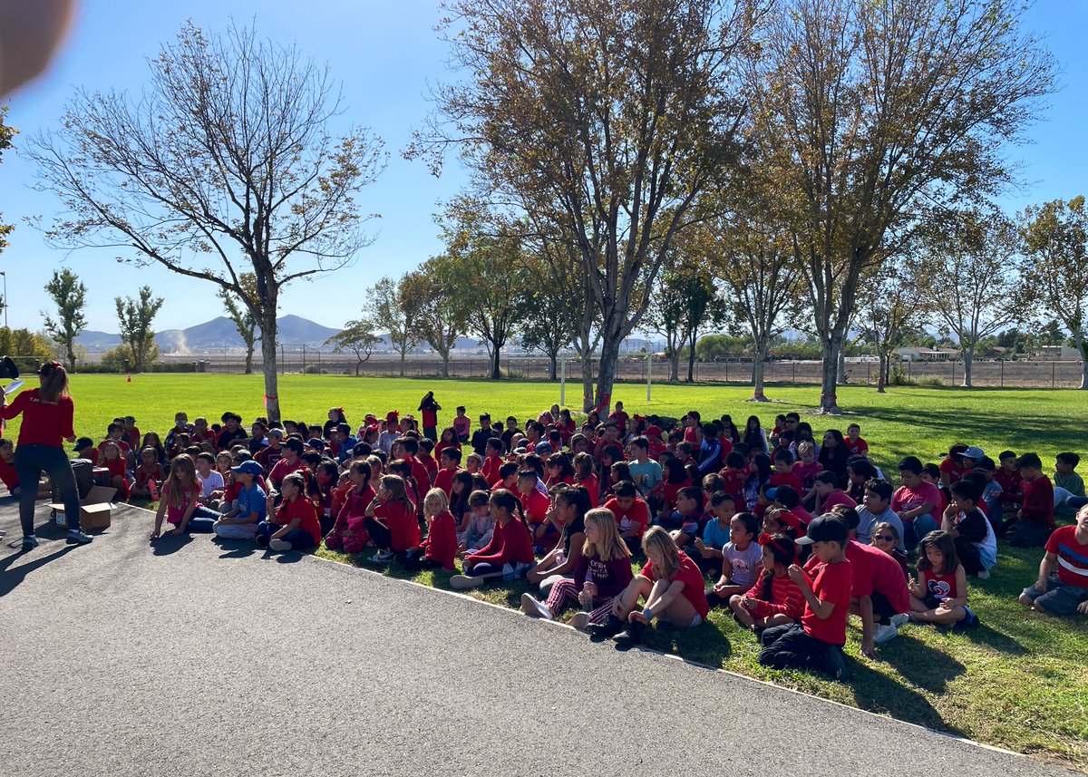 DanielTodd_'s tweet photo. Thank you Mrs. Johnston &amp; Ms. Langston for spearheading the @HarvestHawks student Running Club along with our staff, these kids love it and show up in droves every week! Today was a special #RedRibbonWeek2022 run! 🏃‍♂️🎉 Healthy ♥️&amp; 🧠! https://t.co/bLjEm0y4HA