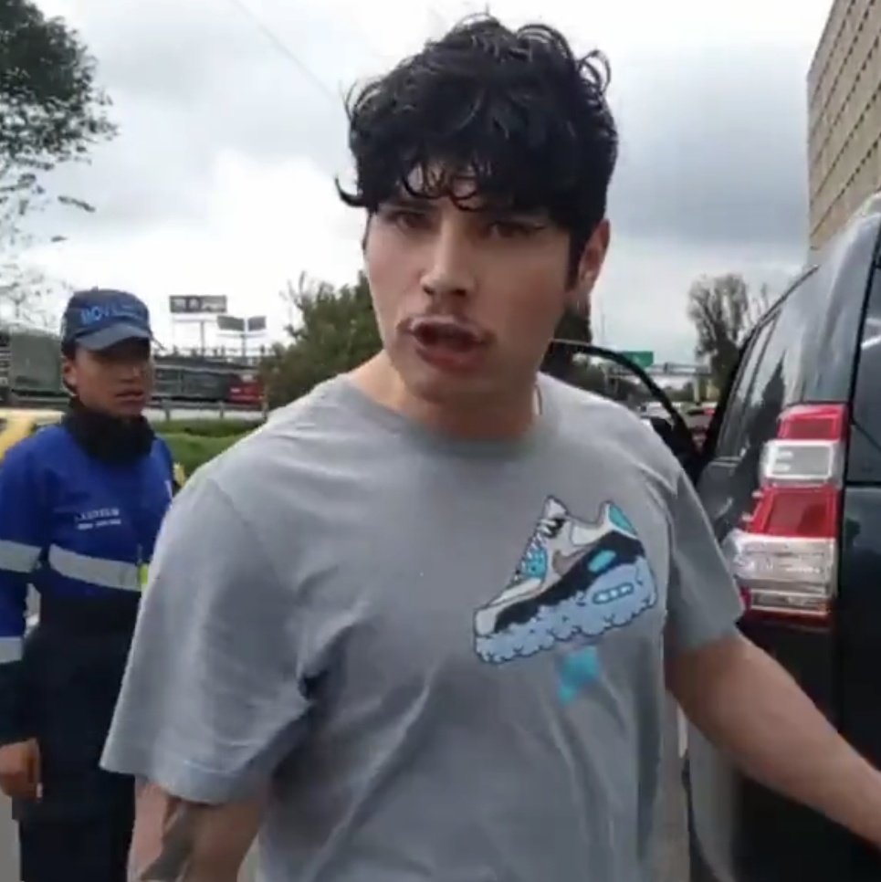 AlertaNews24_7's tweet photo. 🇨🇴🚗 | Sujeto que se ufanó de ganar 300 millones de pesos mensuales frente a una patrullera está desempleado y sería hijo del popular "Perro Catrejijueputa", el hombre que fue viral en las redes hace unos años por cuenta de un altercado en las vías bogotanas. https://t.co/9PxgM5Fs66