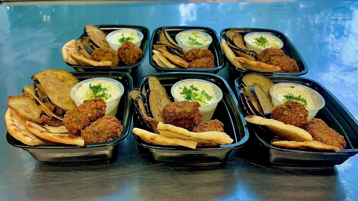 🎊 When you're hosting an event, we think it's important to spend as much time with your guests as possible. That's why we offer catering options for a variety of events to fit your needs.

Contact us today to learn more 📞

#foodtruckfood #newyorkfood