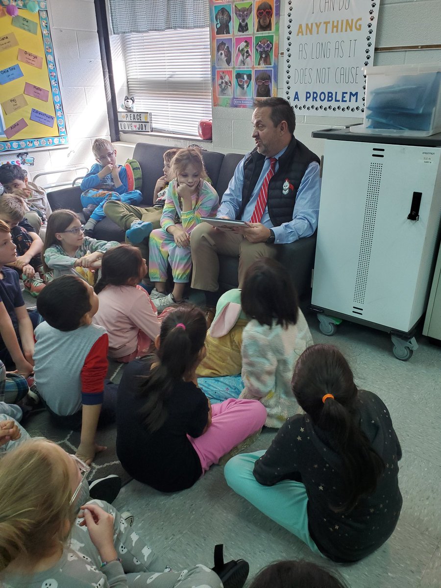 JFB3rdGray's tweet photo. So much fun having special guests for DEAR Day!  Thank you Mr. Sears, Mrs. Gould, Mrs. Roewer, and Mrs. Sander for sharing your favorite books with us! @GregSearsEdu @DawnGould_ @JFBSander @Mrs_Roewer @JFB_vingum3 @JFBKnights https://t.co/lBsDMHDUcI