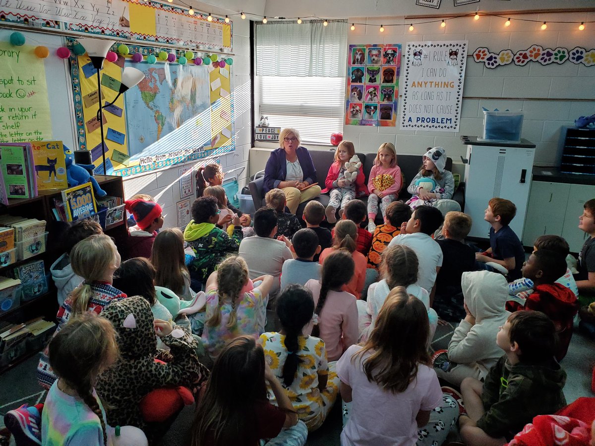 JFB3rdGray's tweet photo. So much fun having special guests for DEAR Day!  Thank you Mr. Sears, Mrs. Gould, Mrs. Roewer, and Mrs. Sander for sharing your favorite books with us! @GregSearsEdu @DawnGould_ @JFBSander @Mrs_Roewer @JFB_vingum3 @JFBKnights https://t.co/lBsDMHDUcI