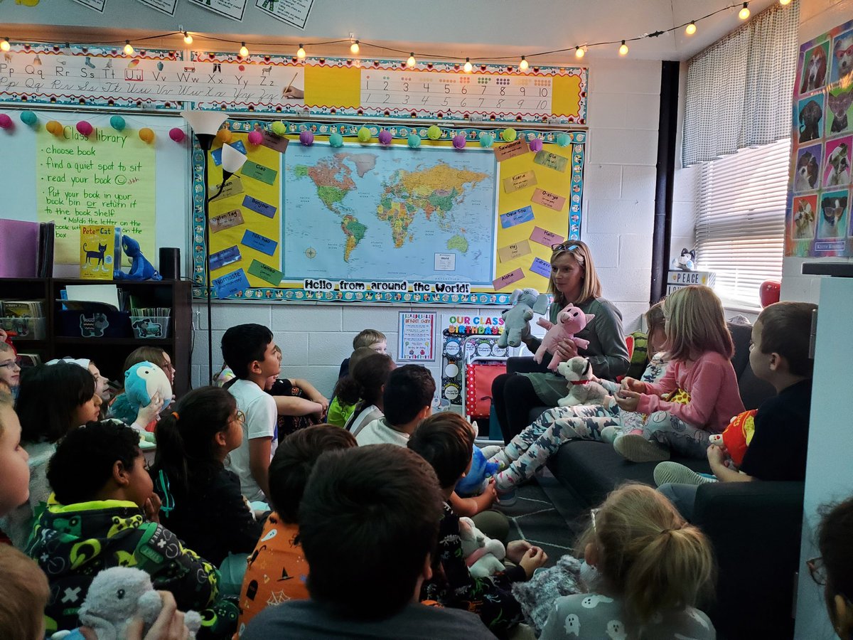 JFB3rdGray's tweet photo. So much fun having special guests for DEAR Day!  Thank you Mr. Sears, Mrs. Gould, Mrs. Roewer, and Mrs. Sander for sharing your favorite books with us! @GregSearsEdu @DawnGould_ @JFBSander @Mrs_Roewer @JFB_vingum3 @JFBKnights https://t.co/lBsDMHDUcI
