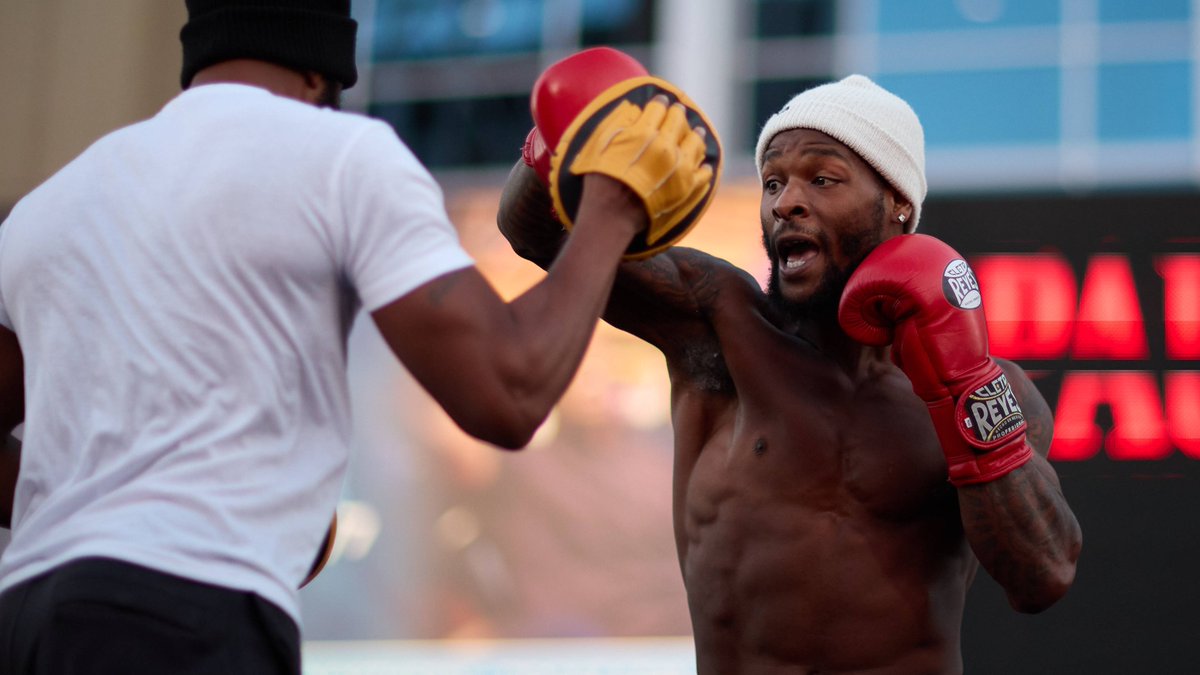 Former RB Le'Veon Bell focused on pro boxing debut vs. Uriah Hall, so much so that he says he's turned down NFL offers and there's little chance of a comeback: 'I feel like it’s a one-percent chance.' (via @TCNGrantGordon) nfl.com/news/with-one-…