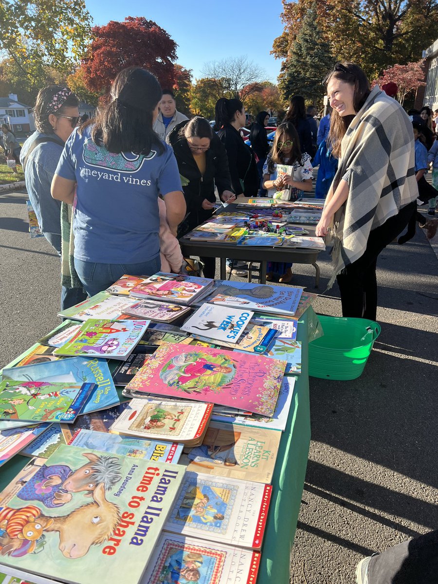 Gators loved getting their bites and BOOKS at our first ever Gator Bite Treat walk this afternoon. So much fun!! <a href="/GuilfordEle/">Guilford Elementary School</a>