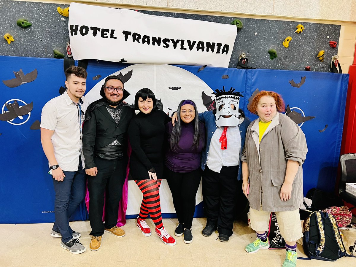 NelsonGuerraR's tweet photo. Trunk or Treat at Mead Elementary!  #5thGradeTeam https://t.co/gmlyL7wHC0