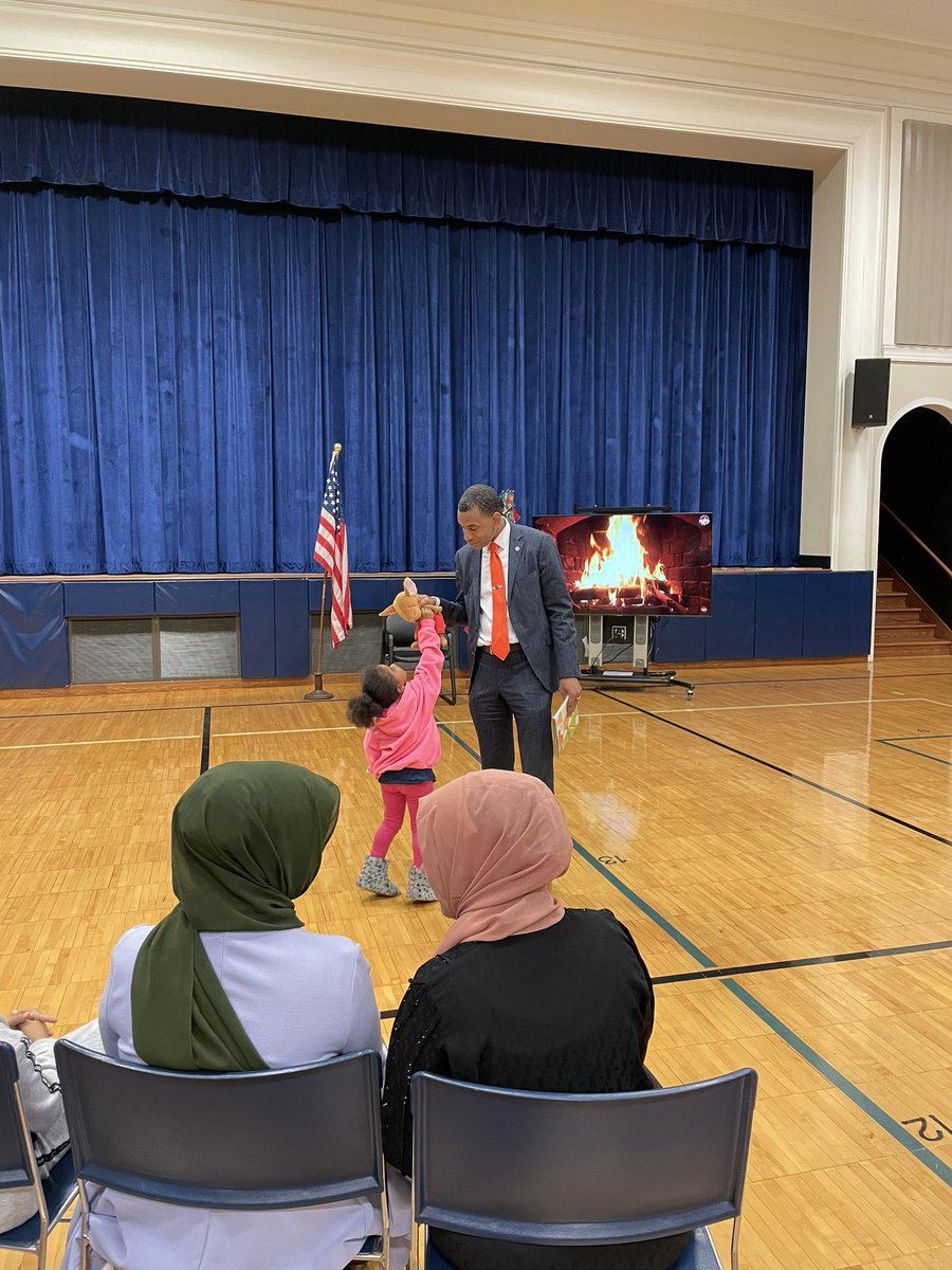 MsRsSpeechRoom's tweet image. Next up to the mystery reader chair was @realmalikevans! Thank you Mayor Evans for visiting with our @RCSDsch5 families and reading us “If you give a mouse a cookie”! Our students and families loved it! @HammondTerrilyn @RCSDNYS