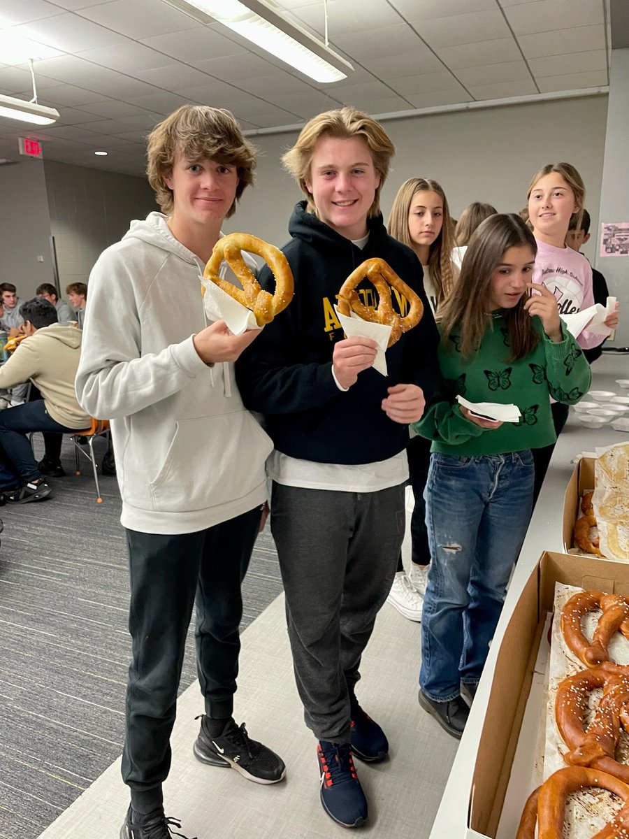 VJAGermanClub's tweet photo. 🥨Brezel Fest 2022🥨 was fun and yummy! @VJAGermany @AndrewHS_d230 https://t.co/5kwEePNNt4