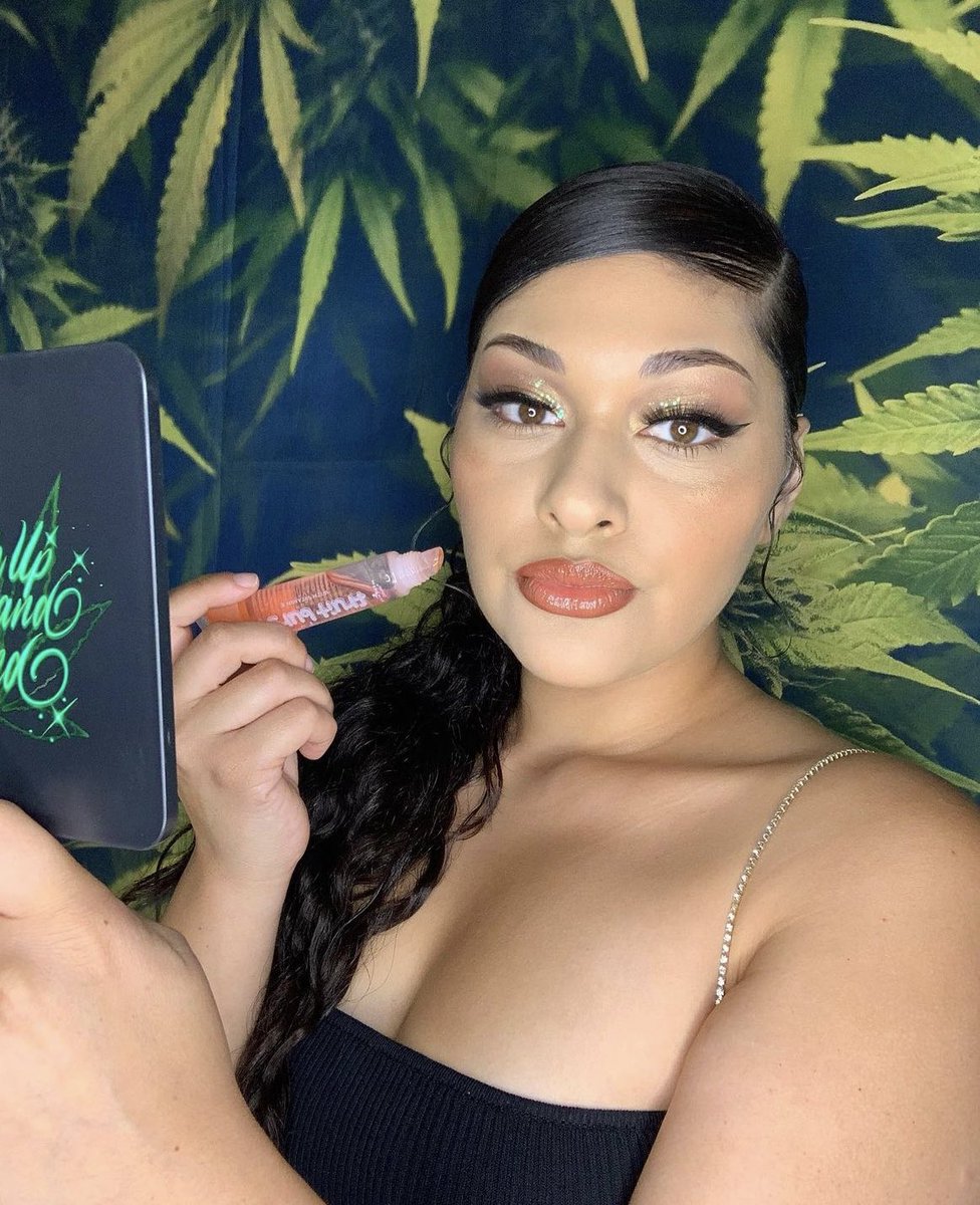 EmeliaHarry's tweet photo. Always love yourself 💚🌿🥦 #girlswhosmoke #makeoftheday #Stonerbabe https://t.co/JRQQlBry8O
