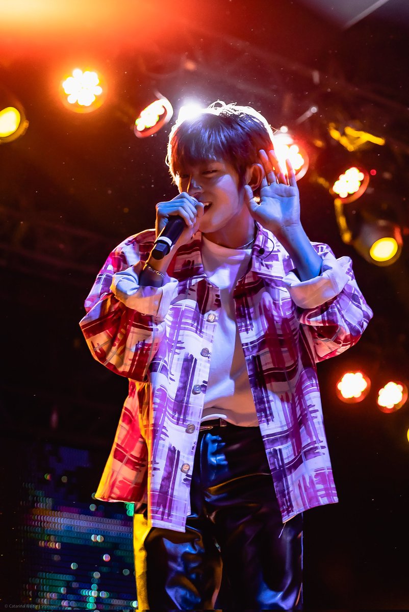 DKBBrazil's tweet photo. 📸 • 27.10.22 | #D1 no show de São Paulo! Ele interagia com os fãs a todo momento... que saudade do nosso líder 💗
© Catarina Walter | Storyvent
#다크비 #DKB @DKB_BRAVE
#DKBinBRAZIL https://t.co/2eEmxyWF6y