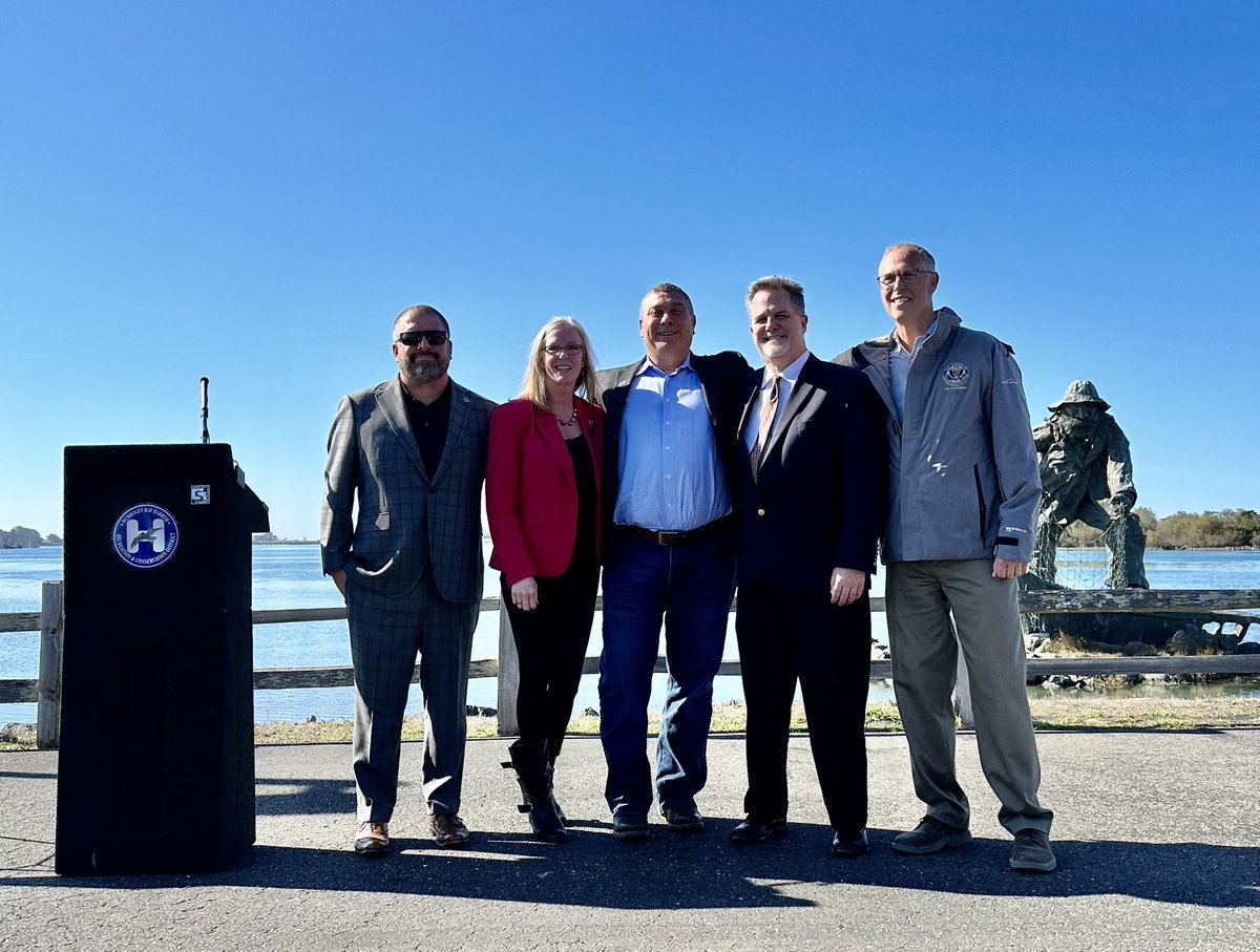 CA_Bldg_Trades's tweet photo. Exciting news for #offshorewind in California. Today we were in #HumboldtCounty with @JaredHuffman to announce a partnership between @HBHarbor &amp; @CrowleyMaritime to construct and operate a heavy lift terminal on the North Coast. More skilled and trained jobs coming to Humboldt. https://t.co/yNChvOn5BY