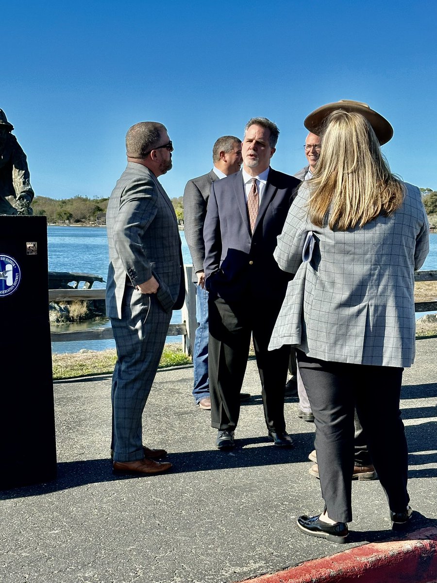 CA_Bldg_Trades's tweet photo. Exciting news for #offshorewind in California. Today we were in #HumboldtCounty with @JaredHuffman to announce a partnership between @HBHarbor &amp; @CrowleyMaritime to construct and operate a heavy lift terminal on the North Coast. More skilled and trained jobs coming to Humboldt. https://t.co/yNChvOn5BY