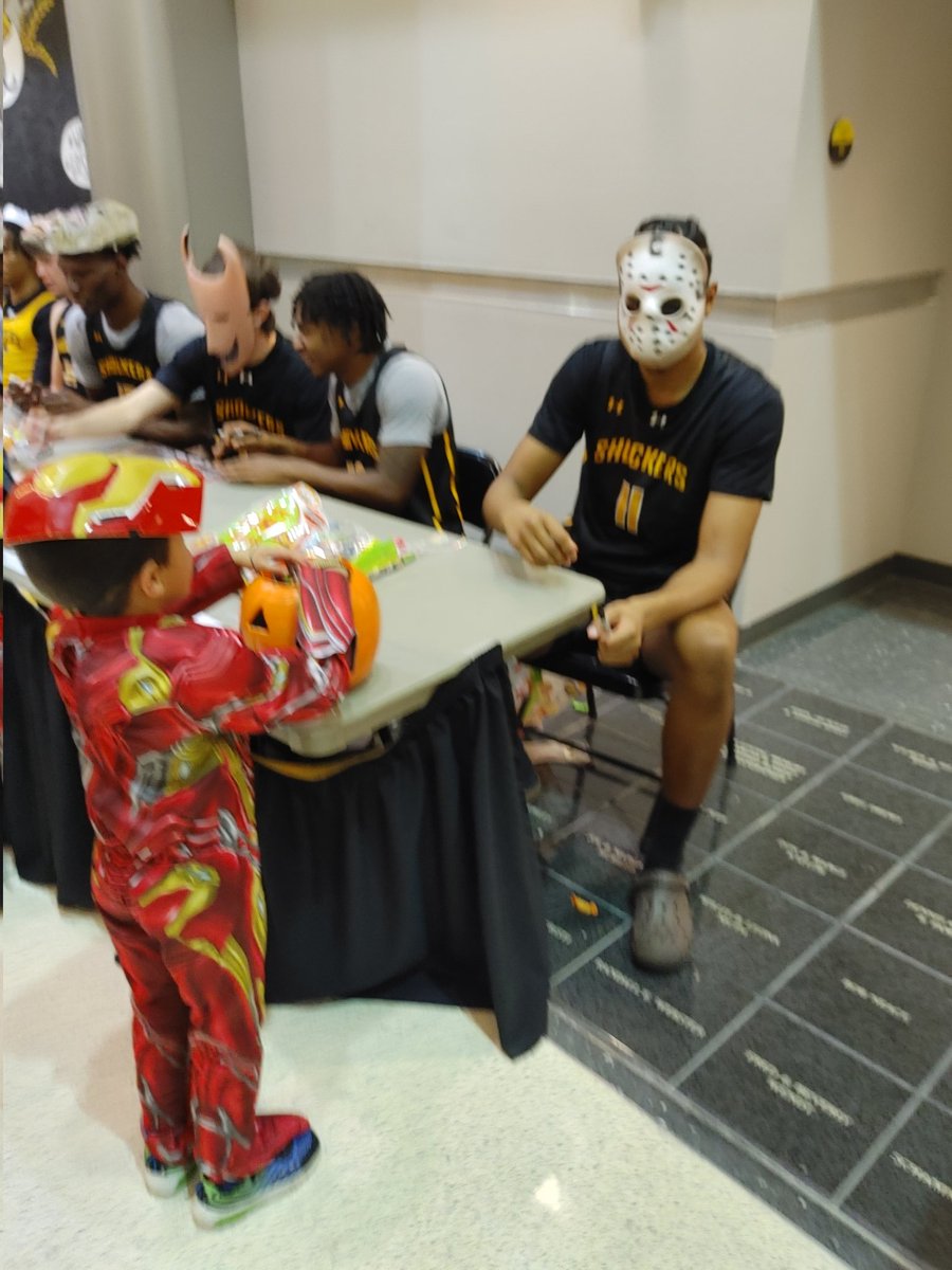 wheatweet's tweet photo. Love this atmosphere with @GoShockersMBB &amp; @GoShockersWBB for Shocker Madness! We have candy for days (thanks, I guess 😬). Shout out to @goshockersdance for making it fun &amp; festive, especially two of our fave admissions student staffers @destaneebrigman &amp; @lo_odonnell31! https://t.co/RxKrwnmBKn