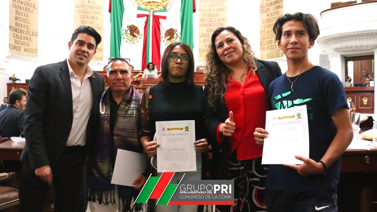 gp_pricdmx's tweet photo. El Diputado @jhoncolre en compañía de la Diputada @MonicaFCVC entregaron hoy en el @Congreso_CdMex el reconocimiento al Muay Thai por la Comisión del deporte.
#gppricdmx #DeLaManoConLaGente https://t.co/kjRyNeoLlz