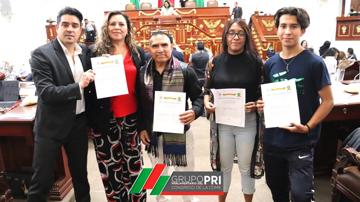 gp_pricdmx's tweet photo. El Diputado @jhoncolre en compañía de la Diputada @MonicaFCVC entregaron hoy en el @Congreso_CdMex el reconocimiento al Muay Thai por la Comisión del deporte.
#gppricdmx #DeLaManoConLaGente https://t.co/kjRyNeoLlz
