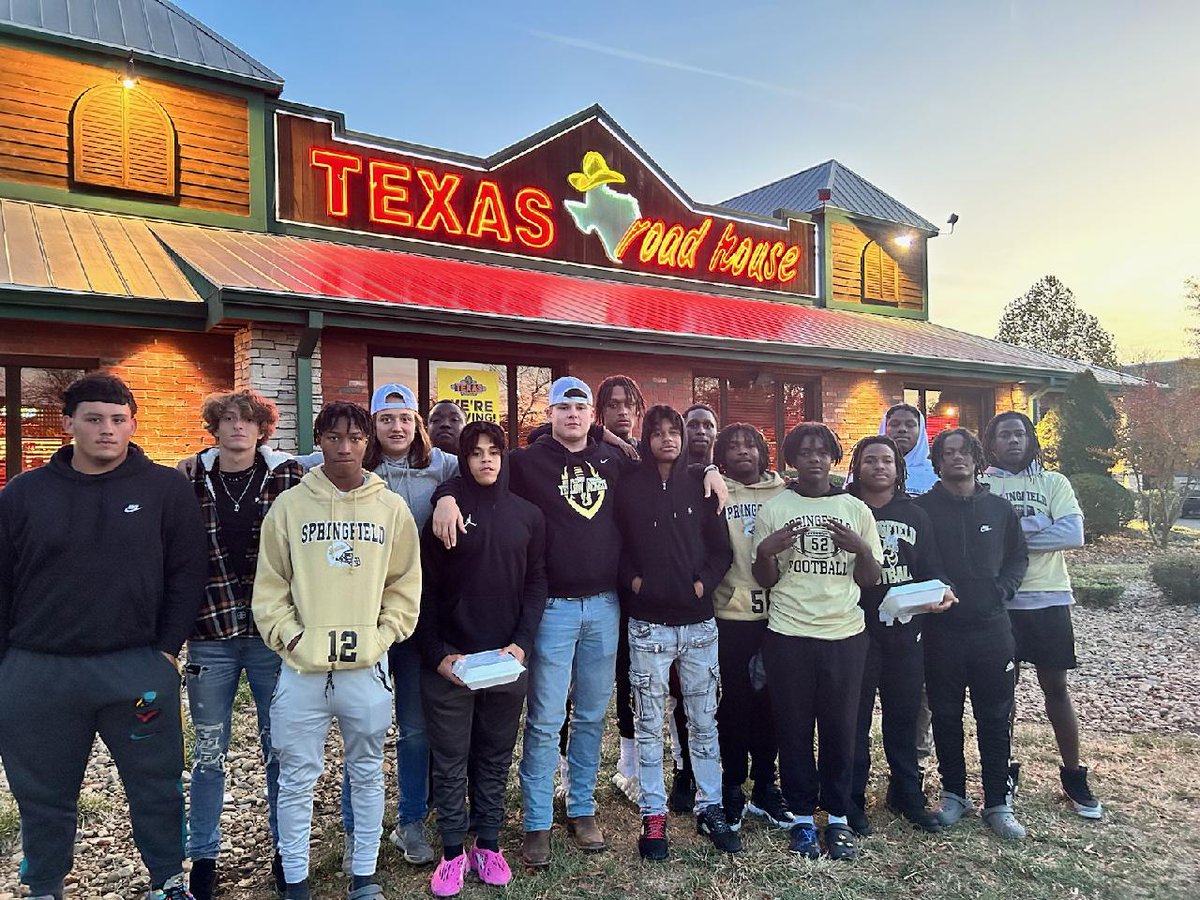 CoachJakeB_LHS's tweet photo. Senior meal was a success! Always great to hang out outside of the sport! Proud of these guys! @texasroadhouse took great care of us! Now it's time for real football! #SptBrand #SptStrong https://t.co/kiAmeeKqAB