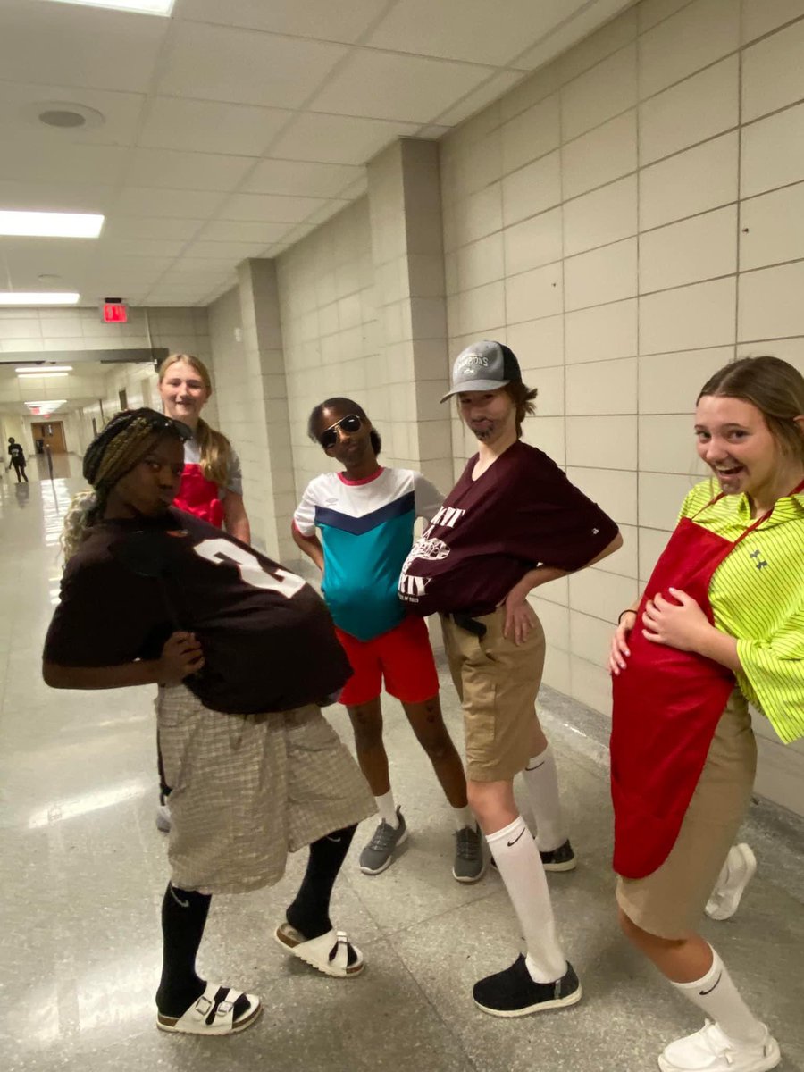 ESomsky's tweet image. This week has been great … but today 😂😎 We had fun during passing periods cheering them on! #DoYourBest #Hustle..ToClass #SoccerParents #BBQDads #WhatsForLunch? @EdRoss_ @TomMcGu81135607