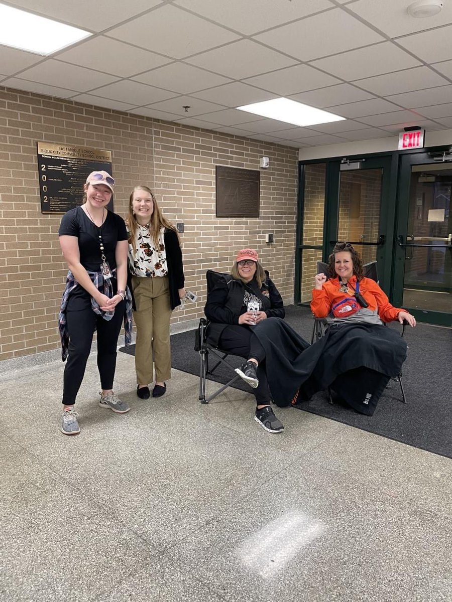 ESomsky's tweet image. This week has been great … but today 😂😎 We had fun during passing periods cheering them on! #DoYourBest #Hustle..ToClass #SoccerParents #BBQDads #WhatsForLunch? @EdRoss_ @TomMcGu81135607