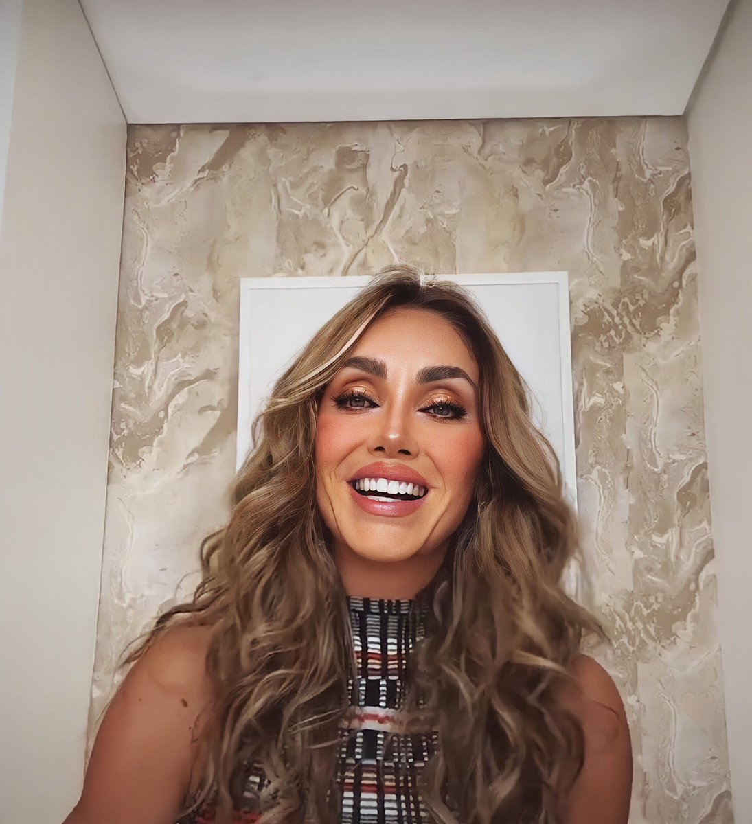 AlwaysAnahi_'s tweet photo. una de las millones de razones por las que te amo es porque me recuerdas quién soy. me recuerdas una parte de mí que a veces pierdo de vista, una de las partes más hermosas. siempre contigo mi @anahi 💜 https://t.co/6CpThI3rQC