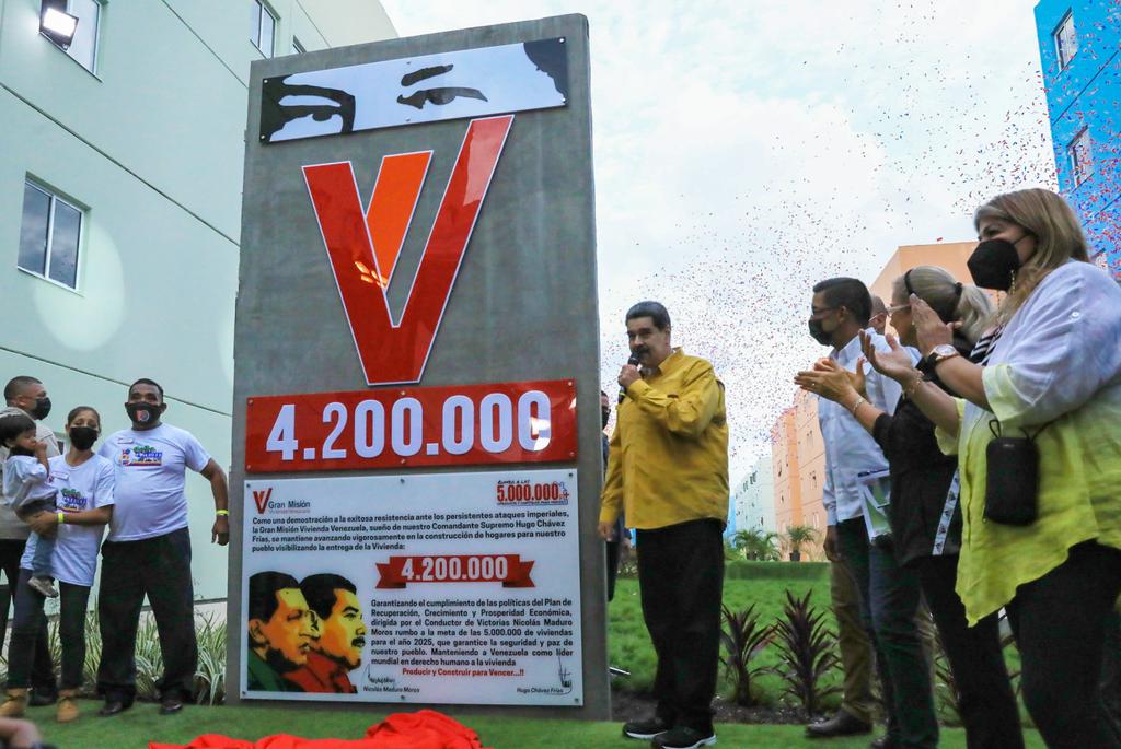 NicolasMaduro's tweet photo. En el estado Miranda, recibiendo las bendiciones del pueblo, develamos el Hito 4 Millones 200 Mil y seguimos adelante, rumbo a las 5 millones y más. La Gran Misión Vivienda Venezuela indetenible, de pie, construyendo felicidad para las familias venezolanas. ¡Día Histórico! https://t.co/mNfI7Q2xMI