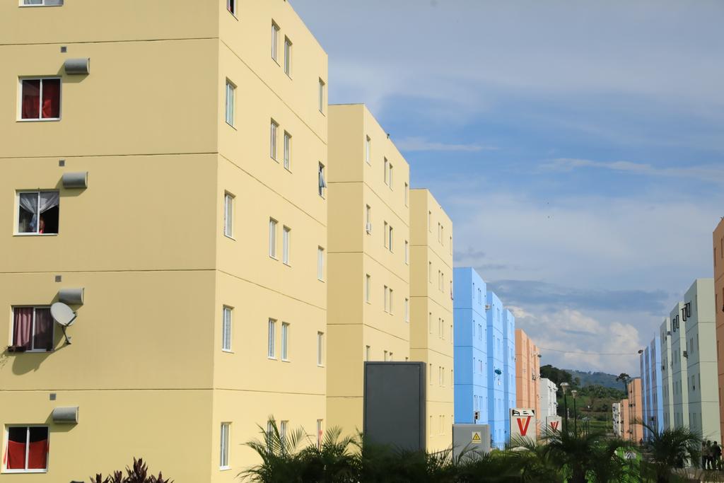 En el estado Miranda, recibiendo las bendiciones del pueblo, develamos el Hito 4 Millones 200 Mil y seguimos adelante, rumbo a las 5 millones y más. La Gran Misión Vivienda Venezuela indetenible, de pie, construyendo felicidad para las familias venezolanas. ¡Día Histórico!