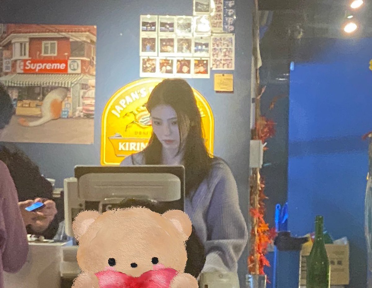 kdramatreats's tweet photo. Han So Hee worked part-time as a cashier at a Japanese restaurant owned by her friend and met some lucky fans and customers!

Getting paid for her 3 hours hardwork and she got off work at 9PM. What a precious friend 🥺 https://t.co/ZDYd8HrxYV