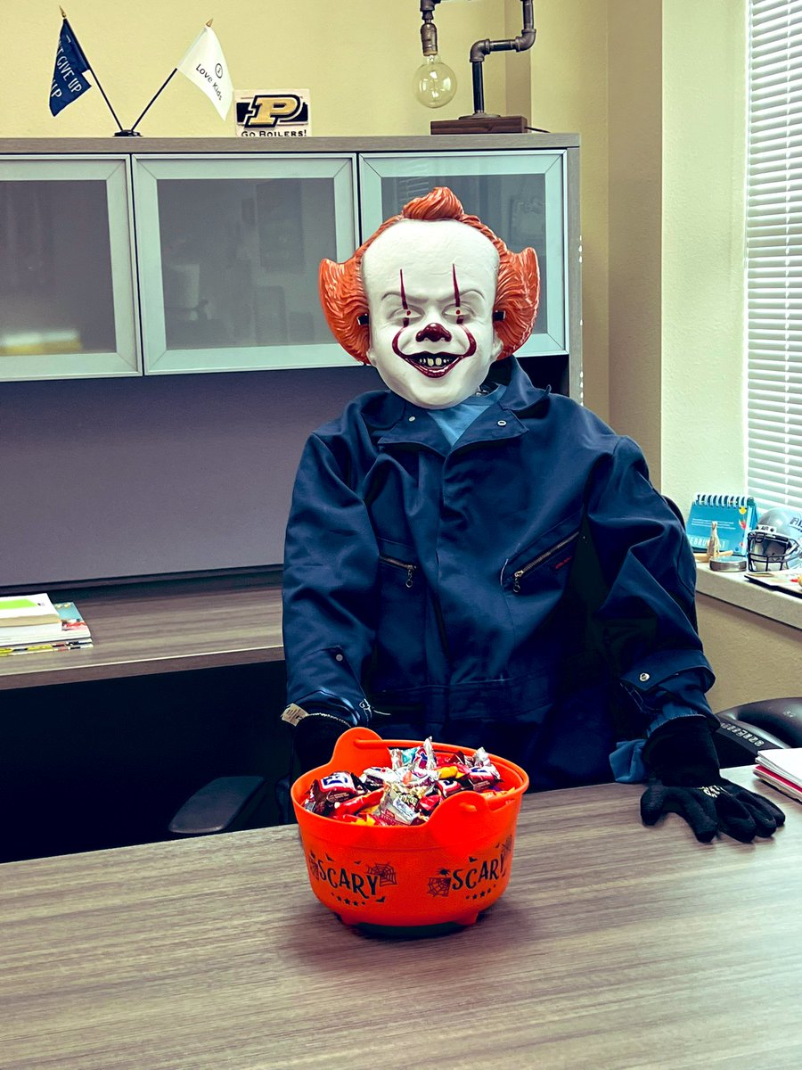 live2makechange's tweet photo. When your principal turns into an intriguing clown! @AimChanger @ParkwoodHill https://t.co/J2usakNVU7