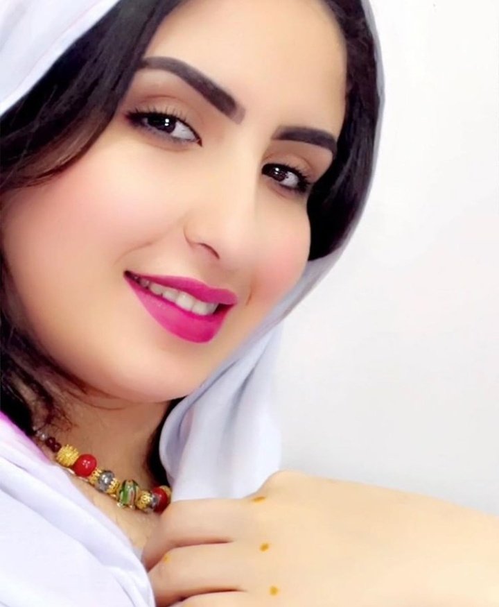 تشرق
كإشراقة البدر
في كماله
تنير الكون 
والوجود
عينان ساحرتان
وقلب نابض 
بالعشق فاق كل
الحدود
شرياني موصول 
الي قلبها بالحب
ممدود
ووجه بالجمال 
مشرق فاق جمال
الورود
وعطرها منثور
جذاب من ريحان
وعود 
هكذا آنتي وإن
ضاقت آنفاسي
آتنفس حبك حتي
آنفاسي إلي جسدي
تعود

كلماتي 
خالد ،،