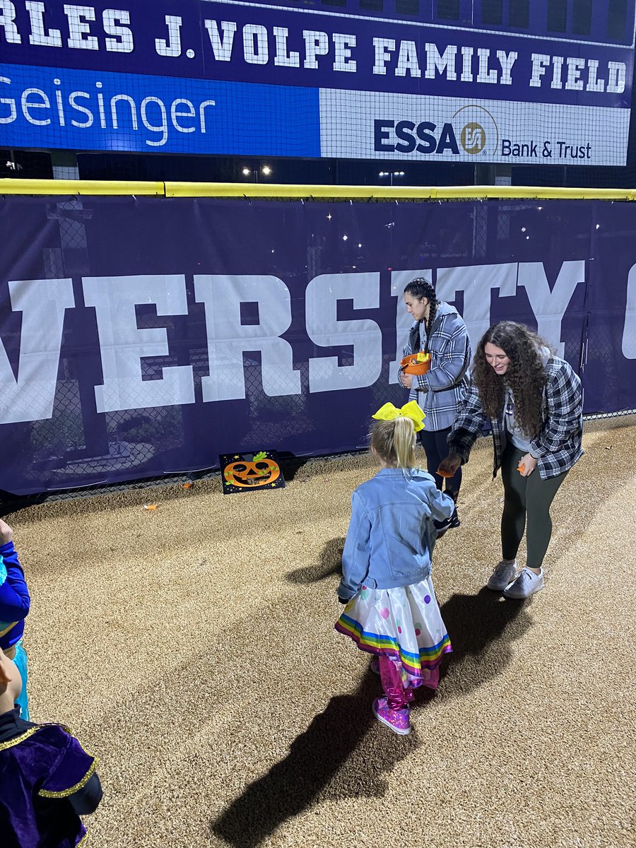Halloween Party on Volpe field was a huge success. Pizza, candy, games, musical chairs, and so much more. Thank you to all that came out and attended our event!!! #scrantonsoftball #halloweenparty  #funtimes #team #royalstrong #whohadmorefunkidsoradults #danceparty
