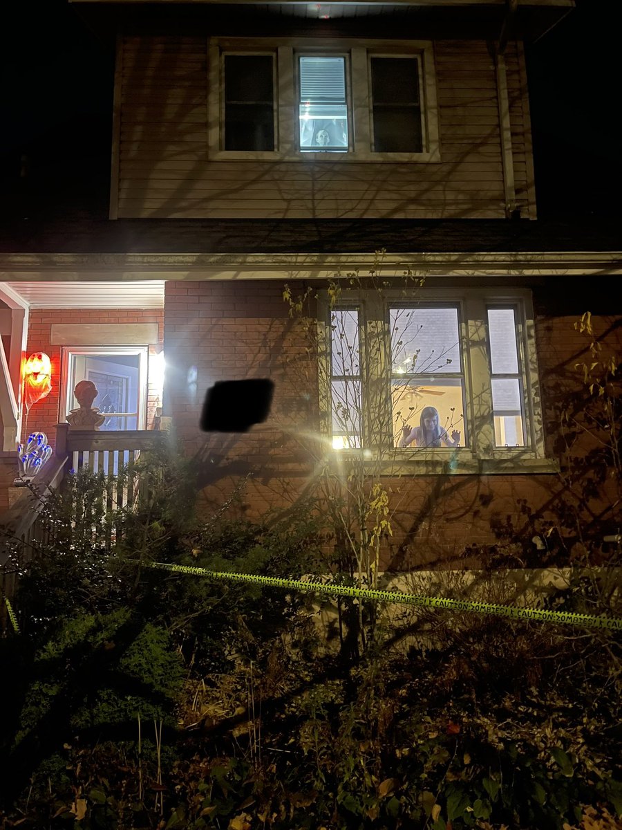 LeafsMaz20's tweet photo. Better late than never!!! #Halloween Decorations are up! … @JennyMissFit
The possessed kids in the upper and lower windows was a glorious idea lol
#JustABigKid #LoveHalloween https://t.co/HQXqZXR5L3